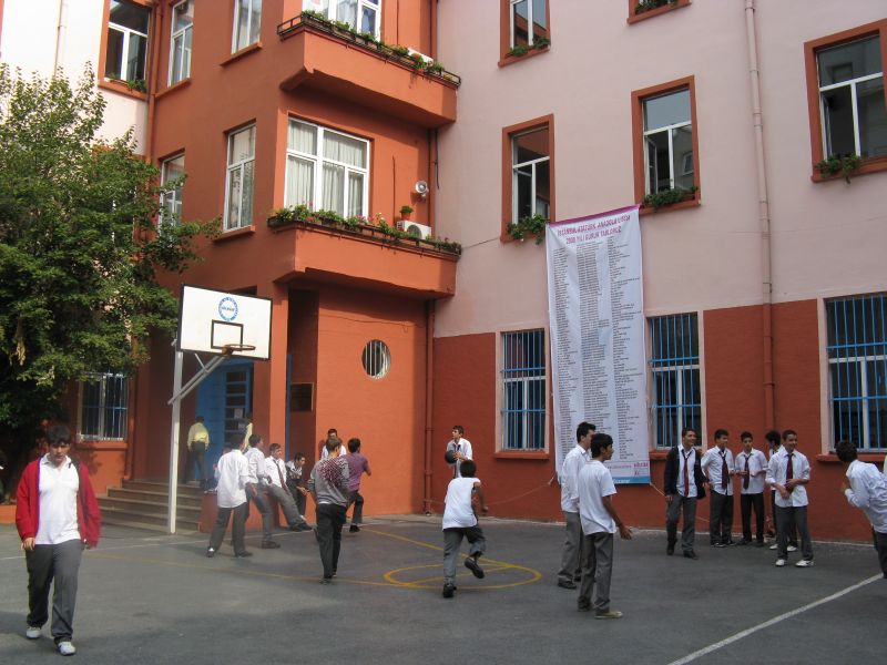 Okulun avlusu ve giriş kapısı