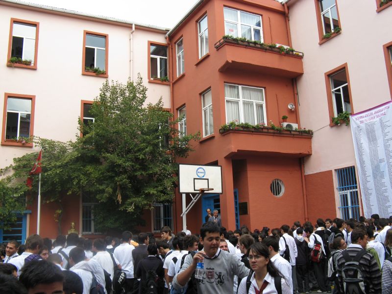 Okulun avlusunda bayrak töreninden önce toplanan öğrenciler