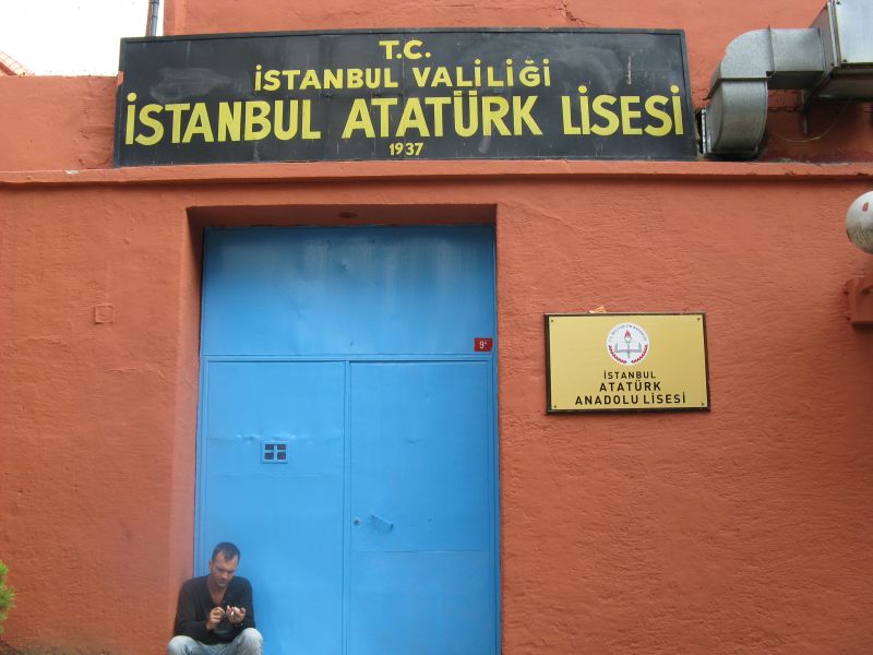 Taksim Kuyu sokaktan giriş kapısı