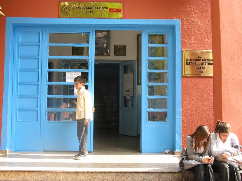 Okulun giriş kapısı