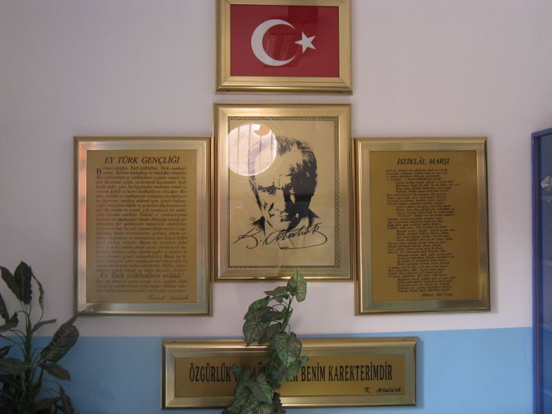 Okulun girişinde Atatürk köşesi