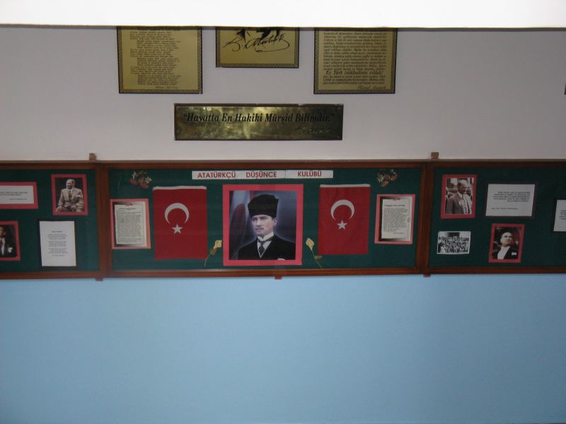 Okulun girişinde Atatürk köşesi
